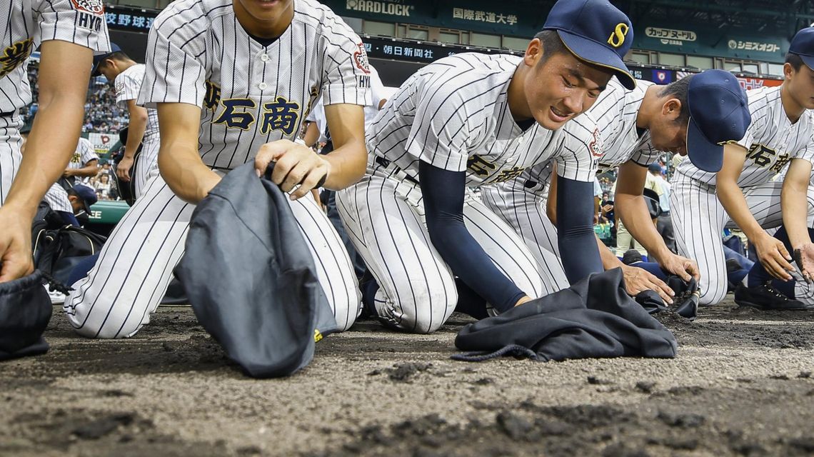 Young baseball players get memento filled with stadium dirt