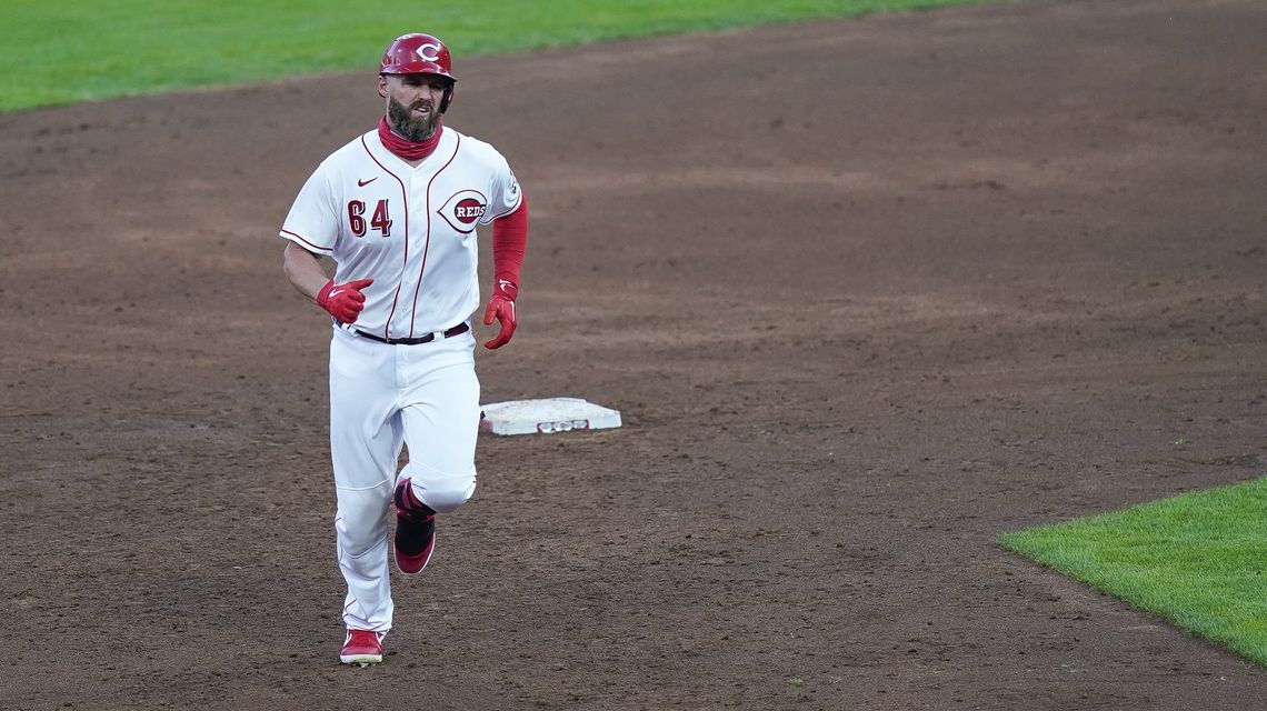 Votto’s double in 10th lifts Reds over streaking Royals 6-5