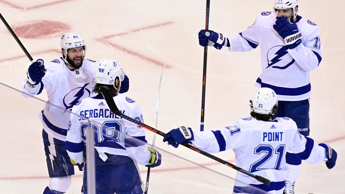 Lightning crank up power play, rout Bruins 7-1 in Game 3