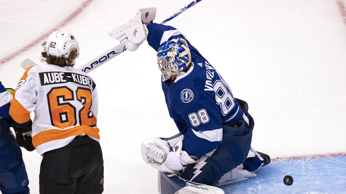 Flyers clinch top seed in East with 4-1 win over Lightning