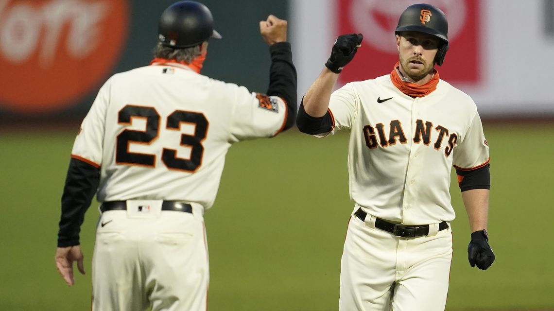 Dickerson’s pinch-hit homer helps keep Giants in playoff mix