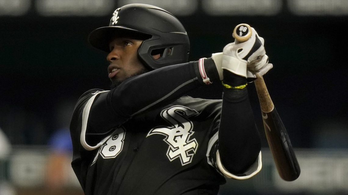 Robert’s long homer helps White Sox rout Royals 11-6