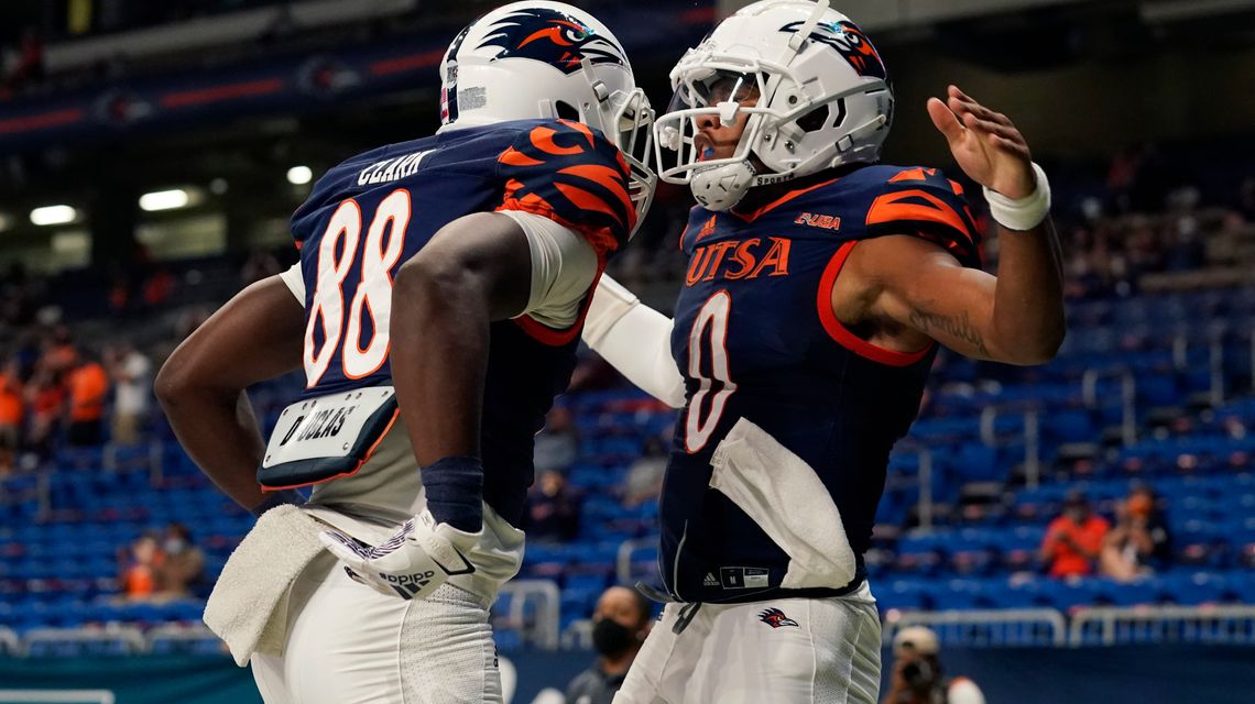McCormick rushes for 2 TDs, UTSA holds off Middle Tennessee