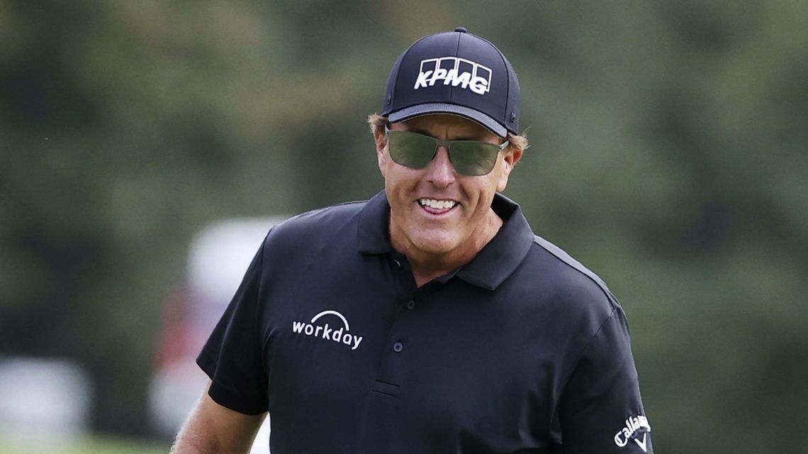 Mickelson wins in Richmond to go 2 for 2 on senior tour