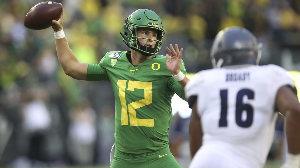 Oregon looks to Tyler Shough to replace Justin Herbert
