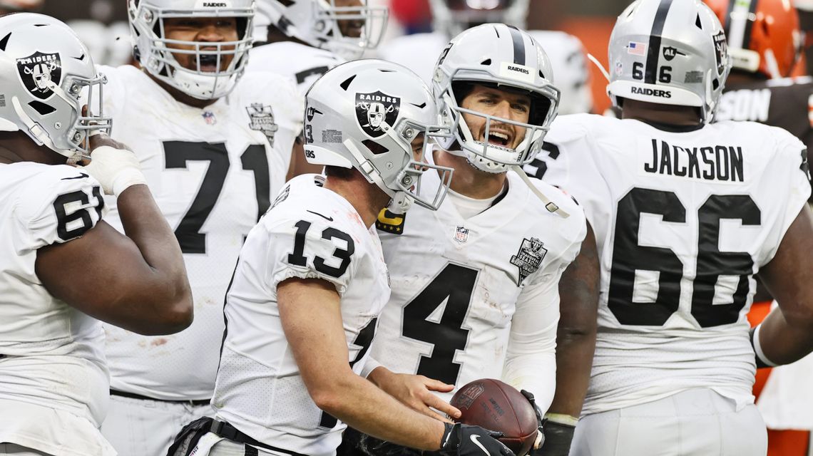 Carr, Raiders overcome windy, wintry weather to down Browns