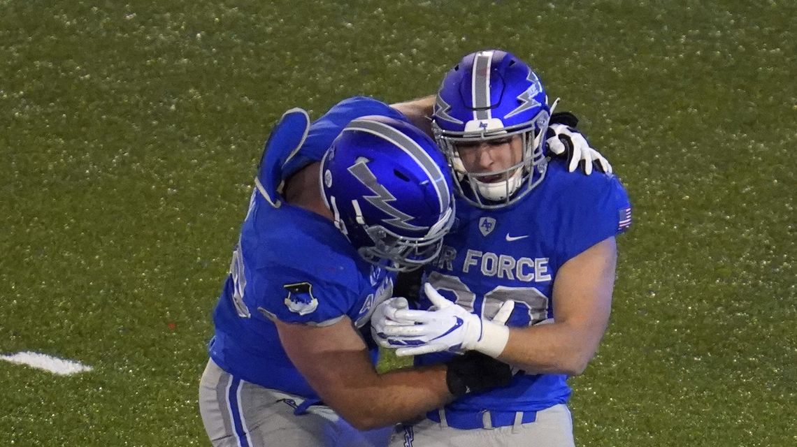 Air Force’s Roberts scores 3 TDs in 28-0 win over New Mexico