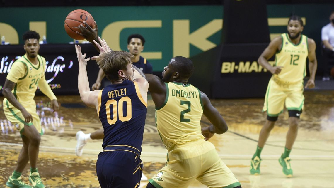 No. 21 Oregon pulls away from California for a 82-69 victory