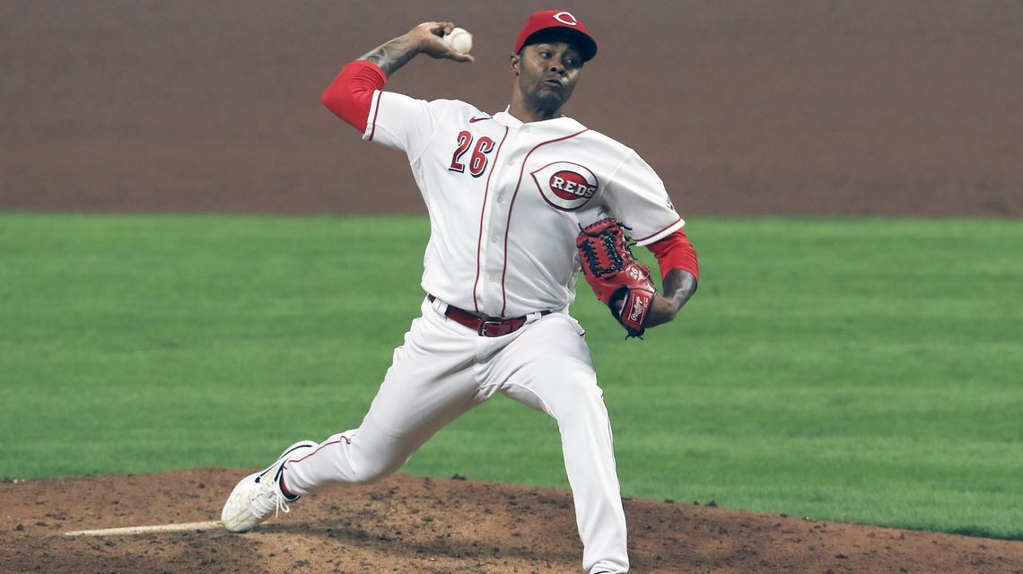Angels acquire closer Raisel Iglesias from Reds in trade