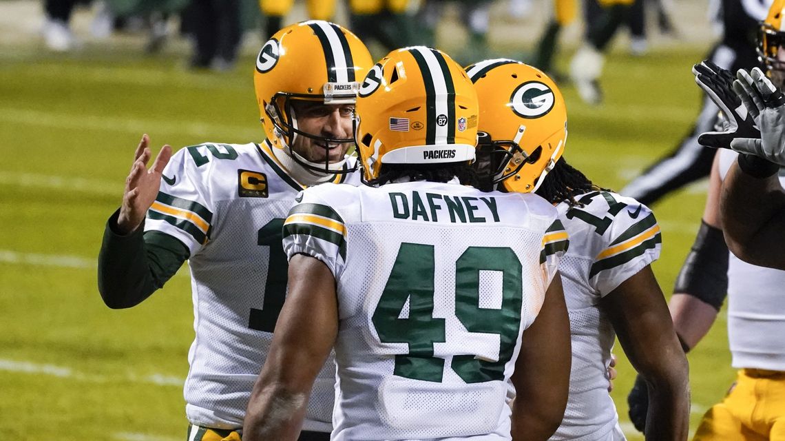 Rodgers throws 4 TDs, Packers beat Bears 35-16 for top seed
