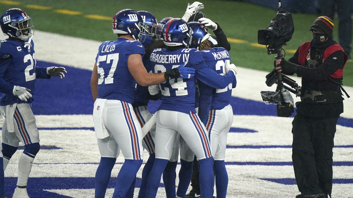 Giants outlast Cowboys 23-19, stay in running for NFC East