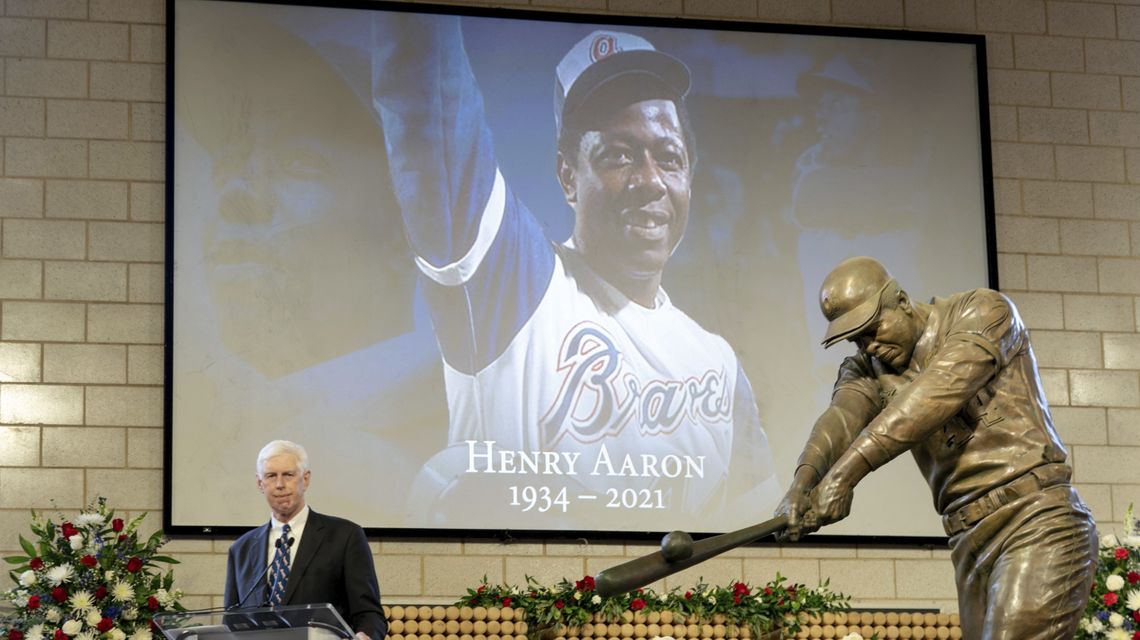 Baseball gathers behind home plate to honor Hammerin’ Hank