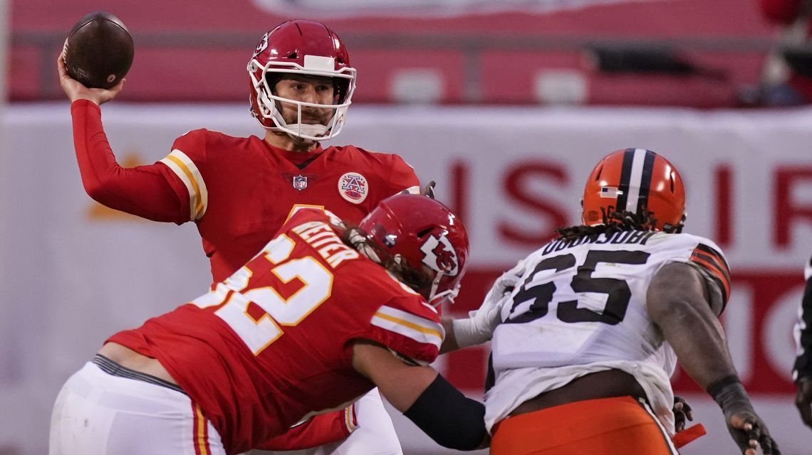 After losing Mahomes, Chiefs and Henne hold off Browns 22-17