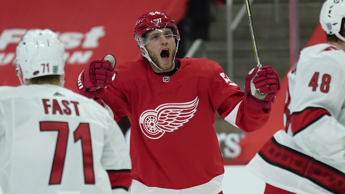 Fabbri’s late goal lifts Red Wings over Hurricanes 4-2