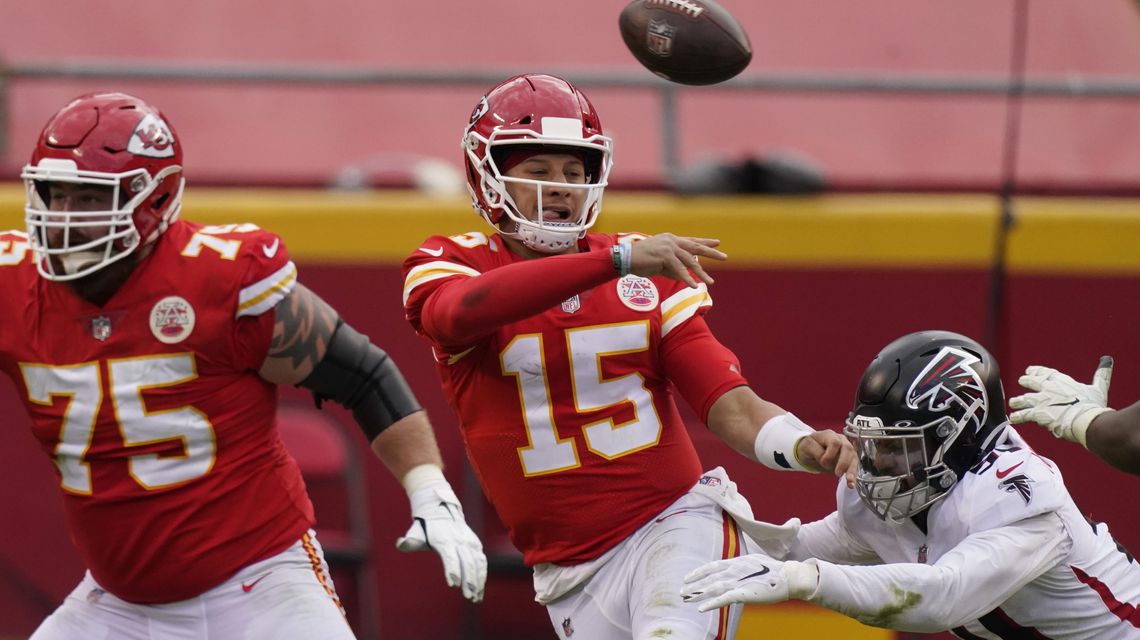 Mahomes leads champion Chiefs to 14-2 mark in stacked AFC