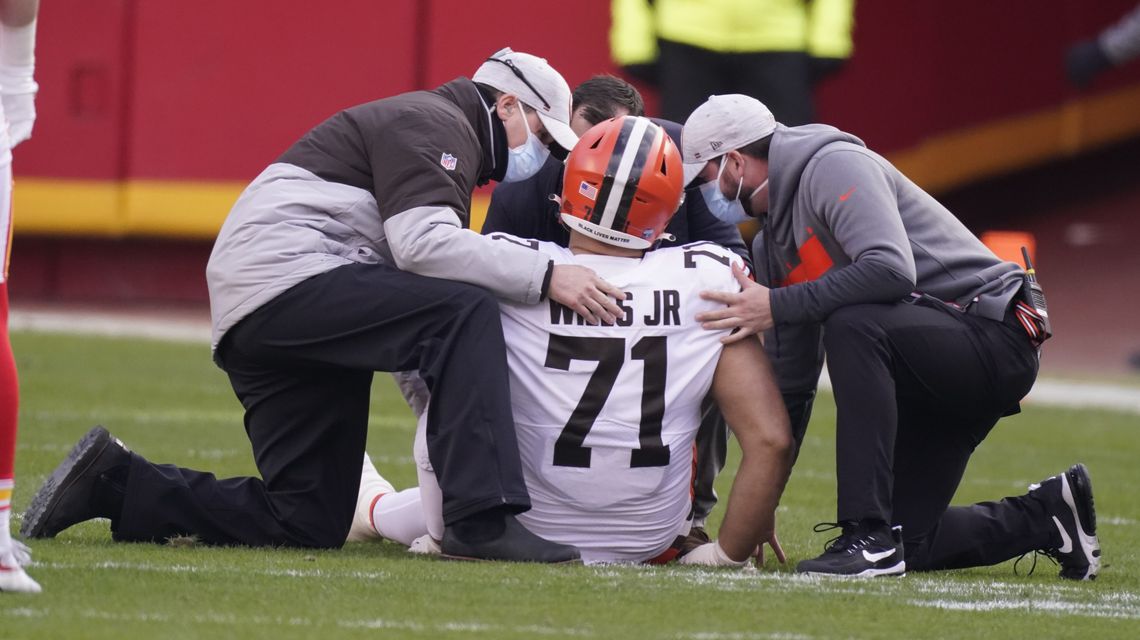 Browns lose LT Wills Jr. on first offensive play vs KC