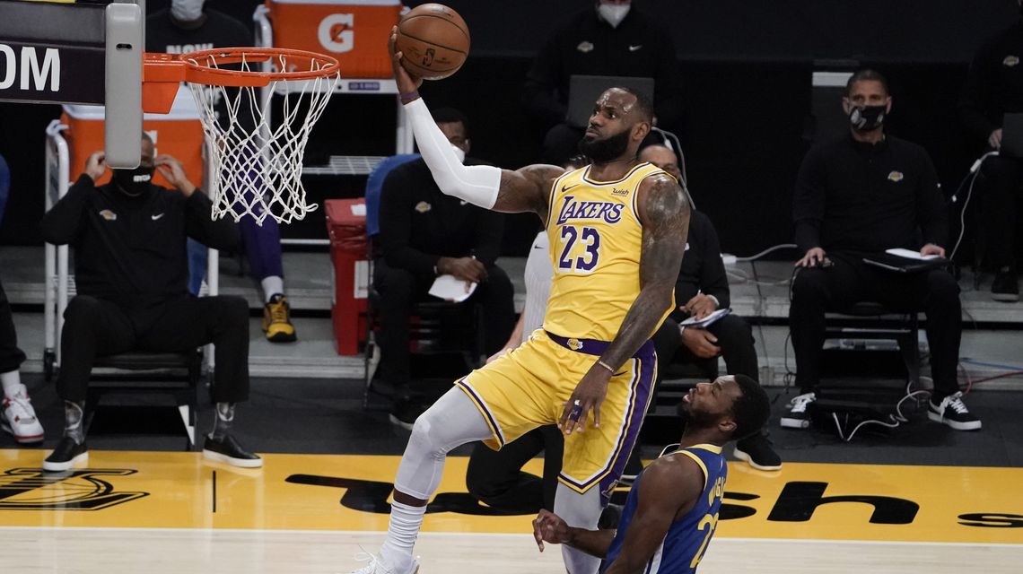 Warriors rally from 14 down in 4th, beat Lakers 115-113