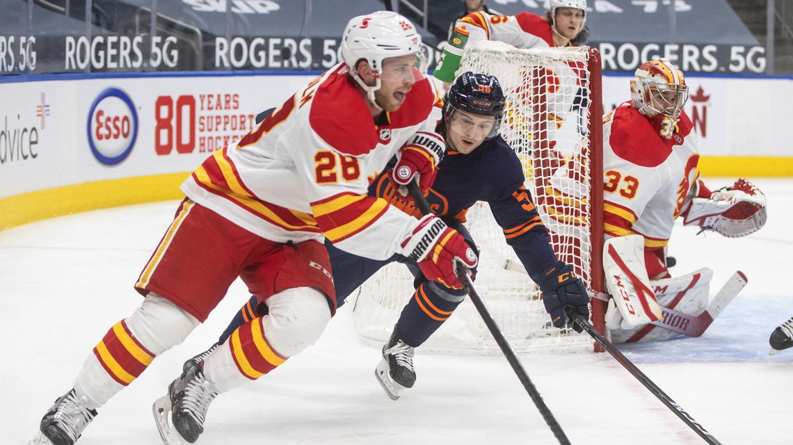McDavid records natural hat trick, Oilers rout Flames 7-1