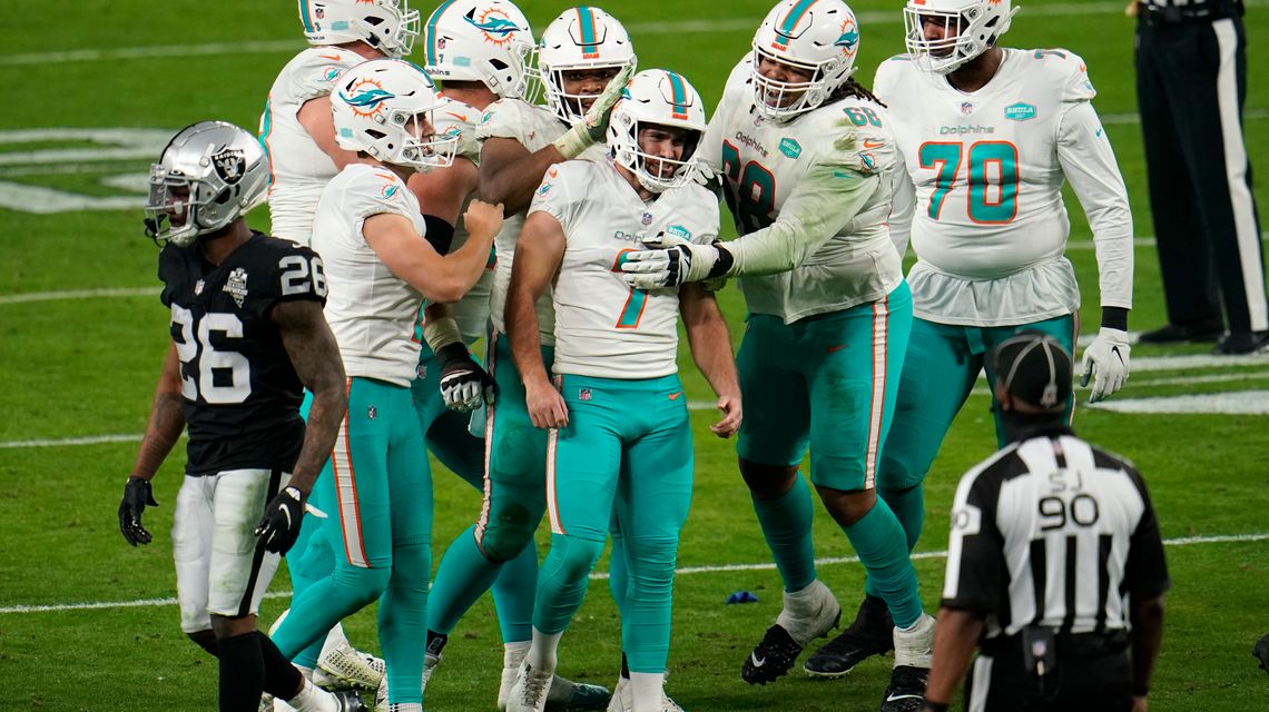Dolphins’ Howard reports despite unhappiness with contract