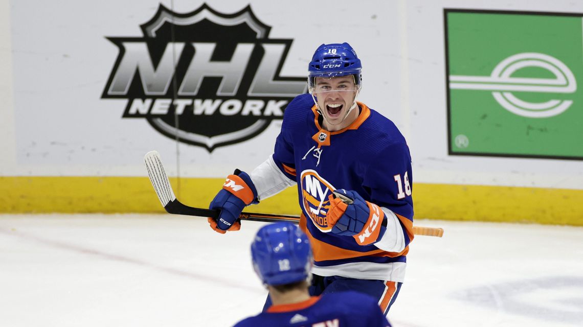 Islanders score 5 in 3rd, beat first-place Bruins 7-2