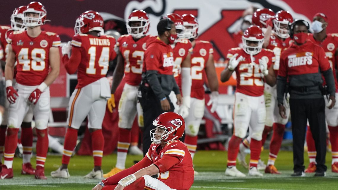 AP source: Chiefs’ Mahomes to have surgery on toe injury