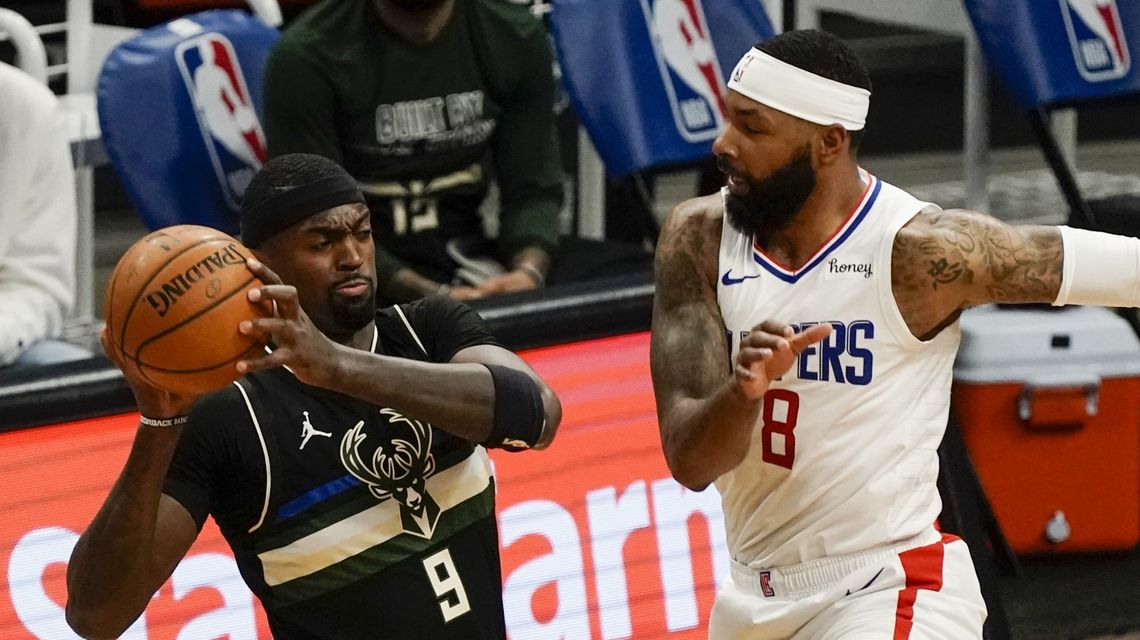 Antetokounmpo, Bucks rally late to to beat Clippers 105-100