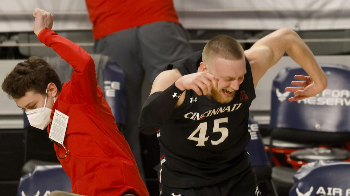 Cincy beats Shockers to reach 4th straight AAC title game