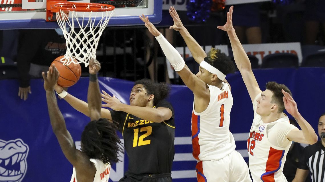 Missouri hangs on for 1st win at Florida, 72-70