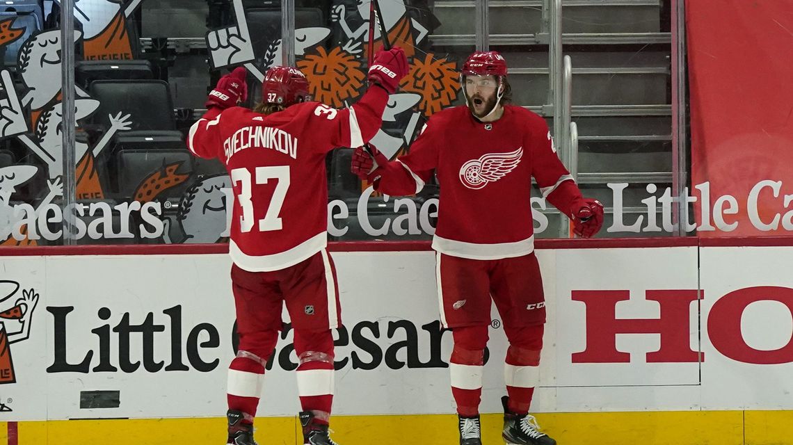 Red Wings score 3 in 3rd period to surge past Jackets 4-1