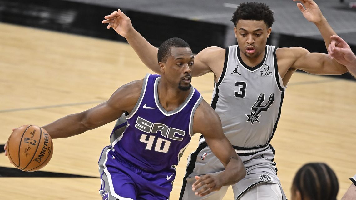 Fox, Holmes lead Kings by Spurs for 5th straight victory