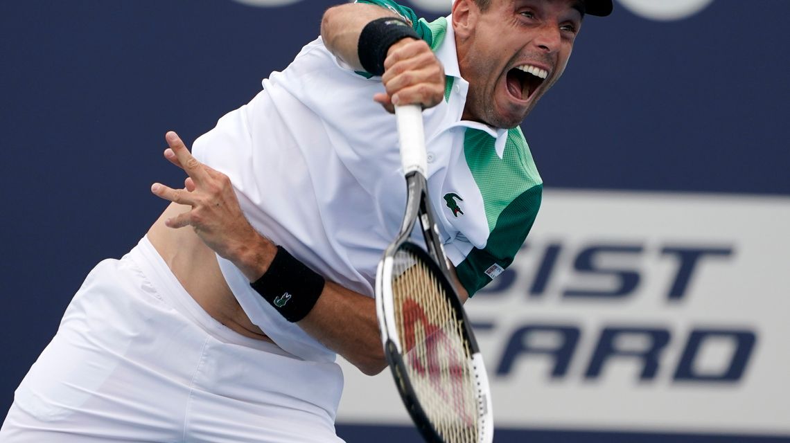 Bautista Agut survives to oust Isner in 3 sets at Miami Open