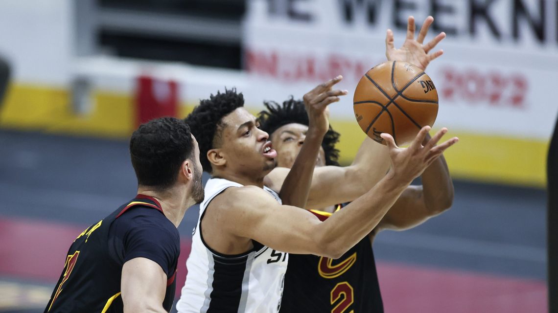 Johnson has 23 points, 21 boards as Spurs beat Cavs 116-110