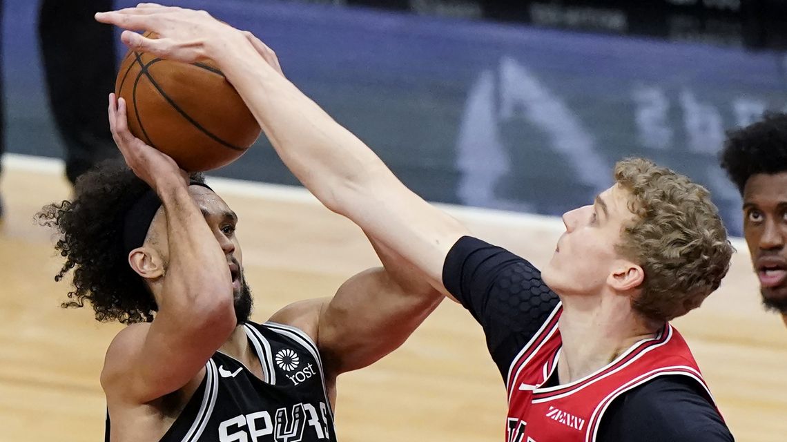 Poeltl has 20 points, 16 rebounds as Spurs rally past Bulls