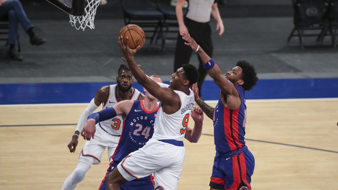 Randle, Knicks reach break over .500, beat Pistons 114-104