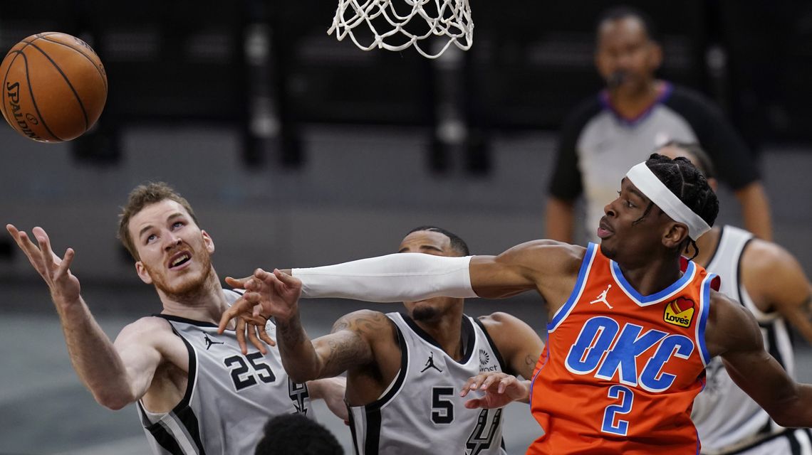 Gilgeous-Alexander has 33, helps Thunder rally past Spurs