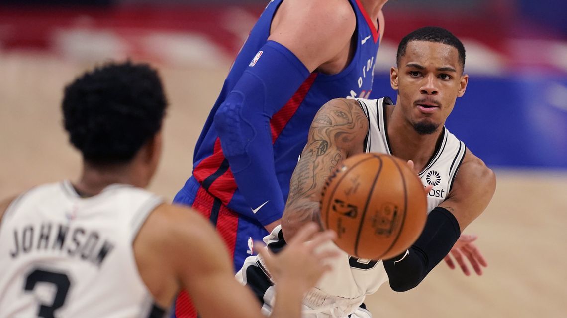 Murray leads Spurs to bounce-back win over Pistons