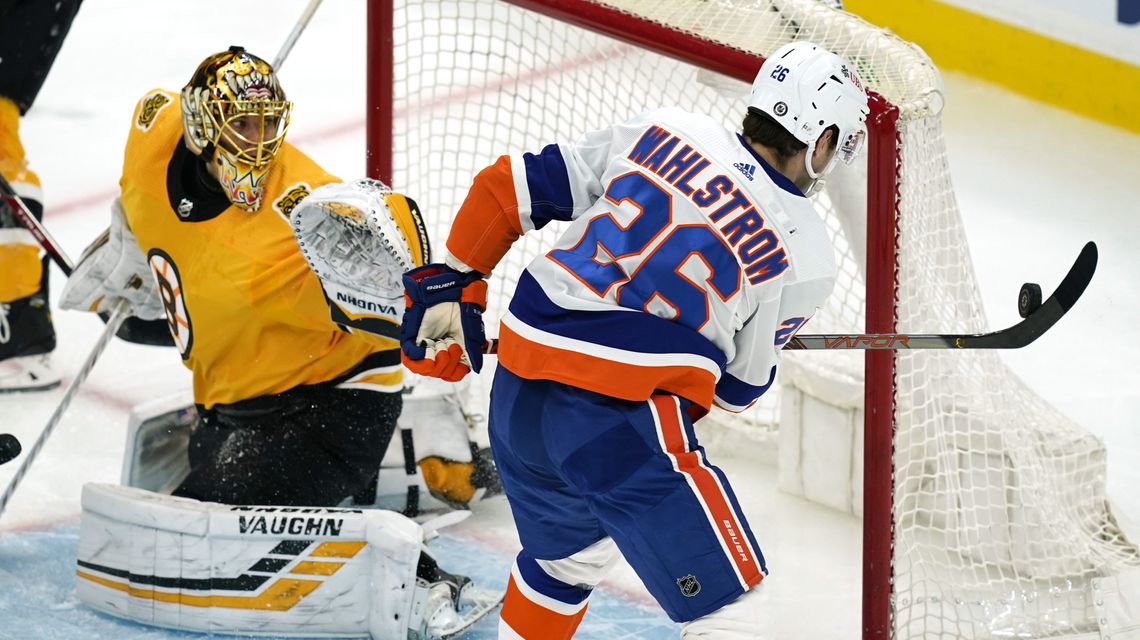 Hall scores, Rask returns in Bruins 4-1 win over Islanders