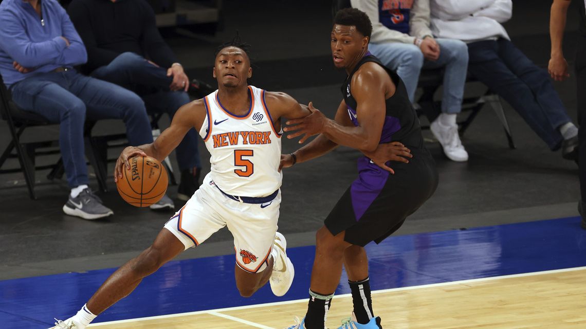 Knicks recover after blown lead to beat Raptors 102-96