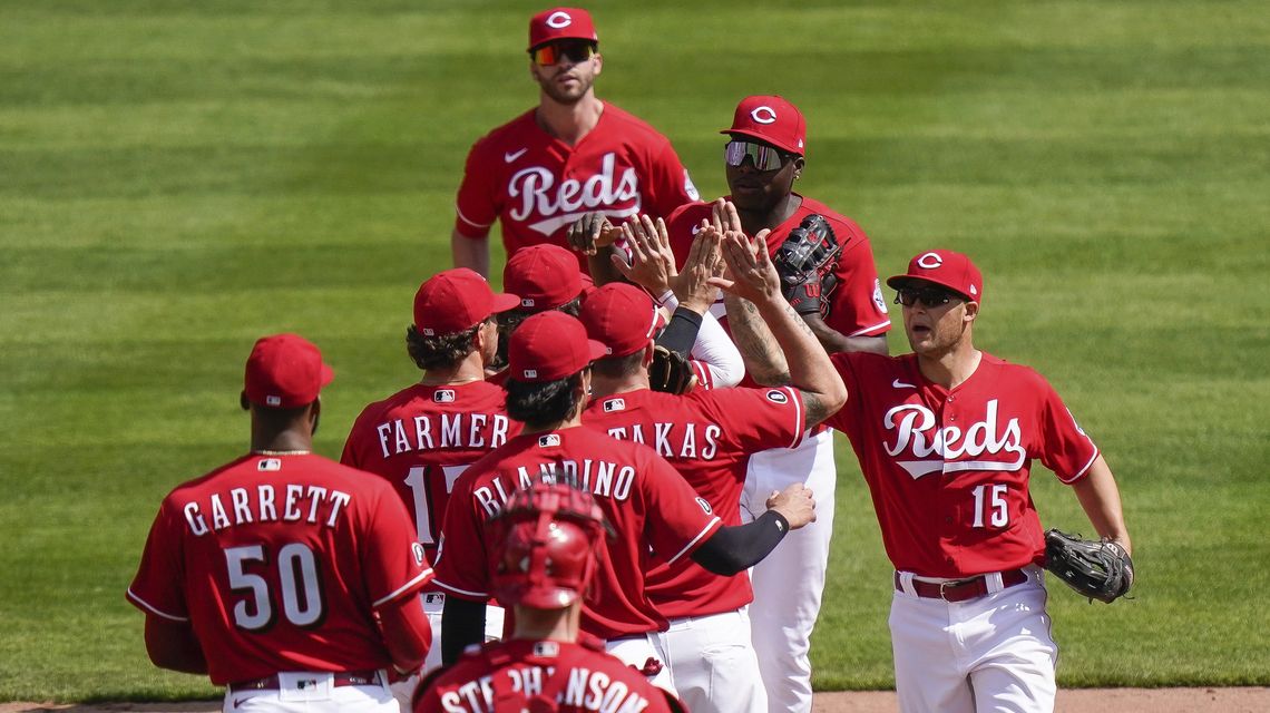 Reds keep rolling, hit 4 HRs to back Castillo, sweep Pirates