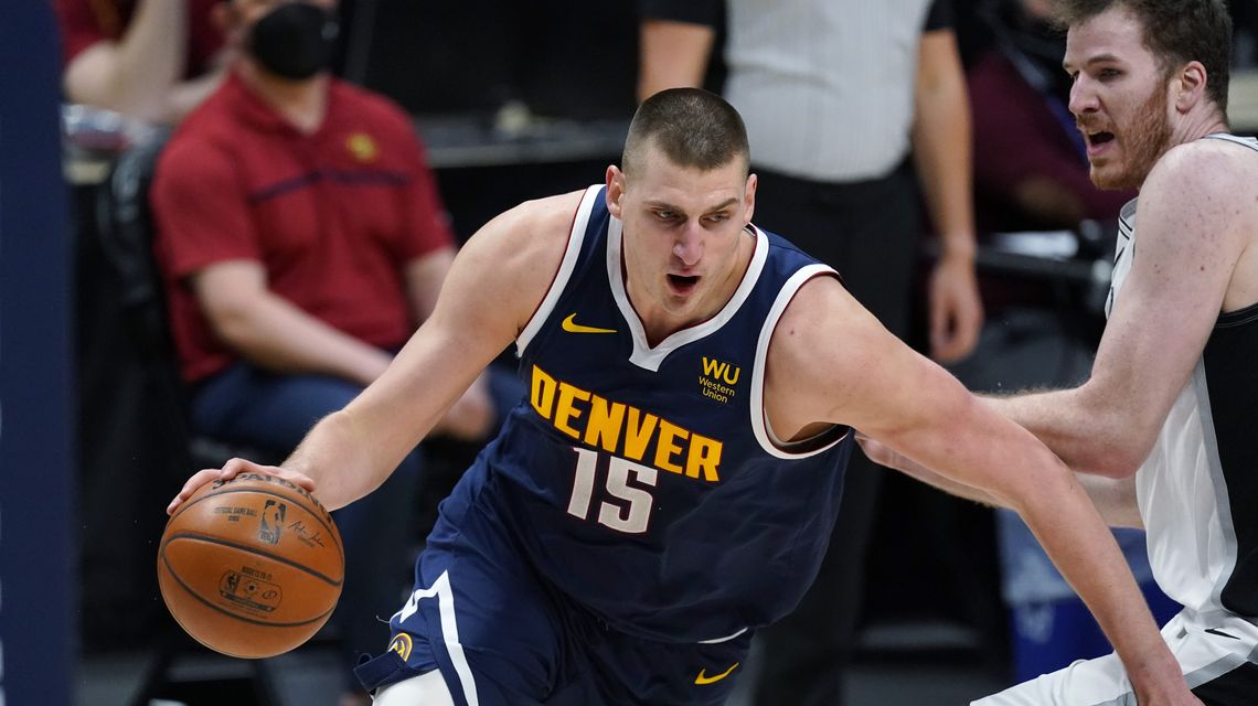 Jokic leads Nuggets to 8th straight win by beating Spurs