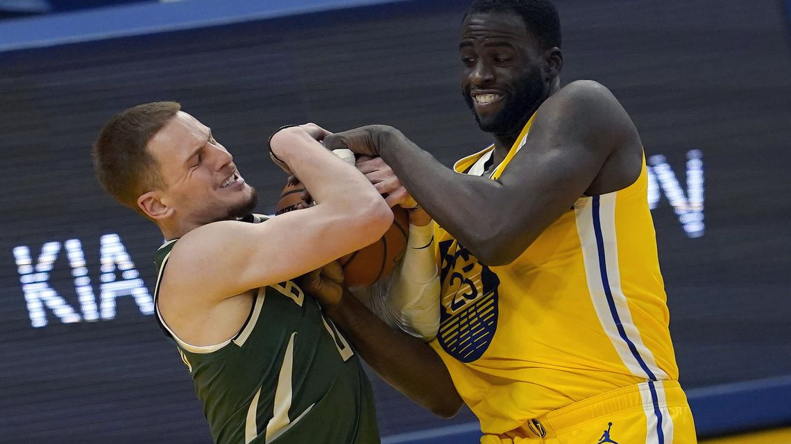 Curry, Warriors use furious finish to hold off Bucks 122-121