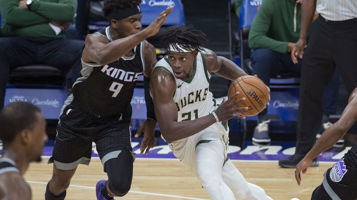 Holiday, Bucks ink 4-year extension worth at least $134M