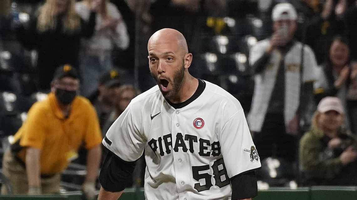 Stallings hits game-ending, 2-run HR, Pirates top Giants 8-6