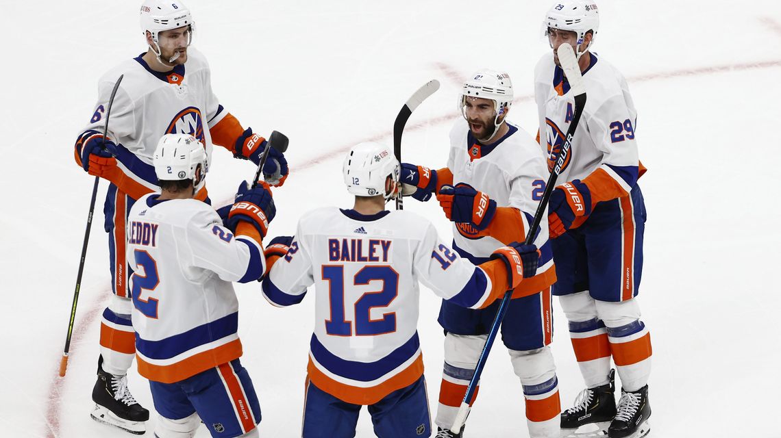 Cizikas’ OT goal lifts Islanders past Bruins 4-3 in Game 2