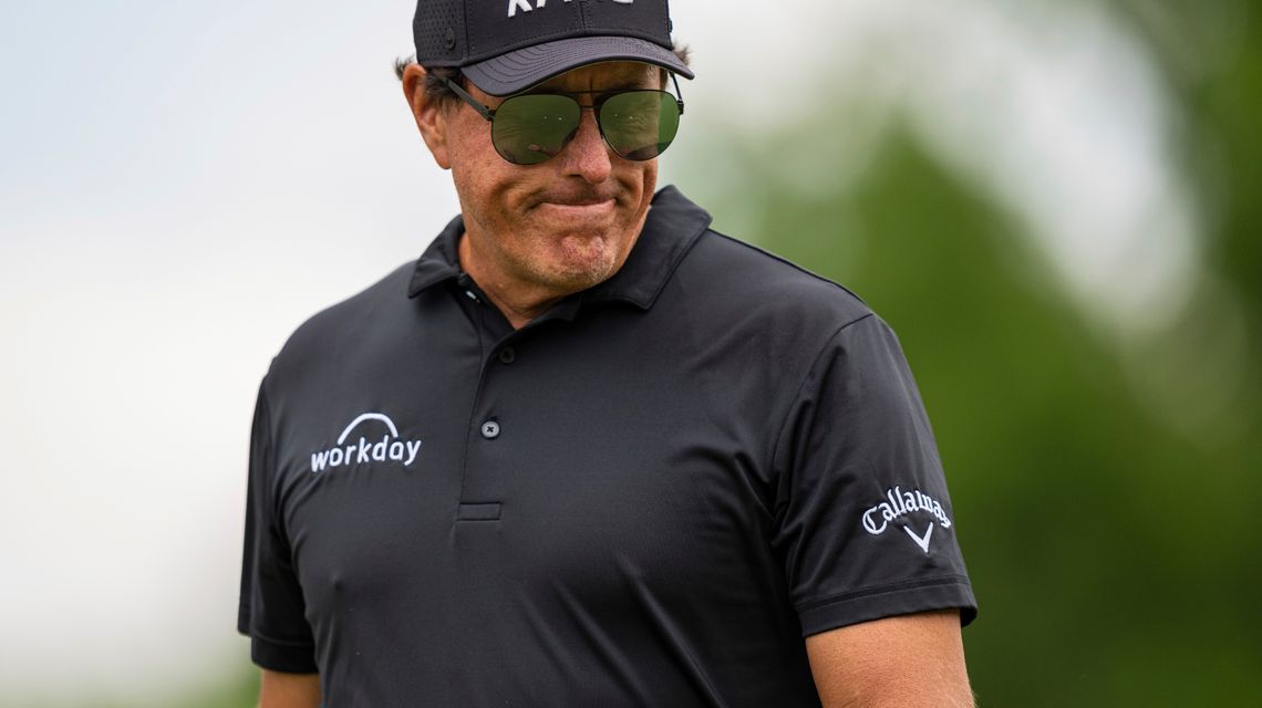 Mickelson changes his mind, accepts exemption to US Open