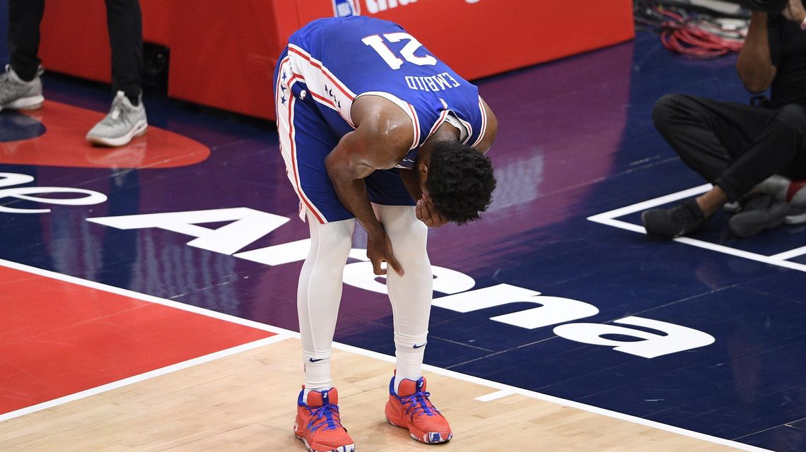 Embiid leaves with sore knee, 76ers lose to Wizards 122-114