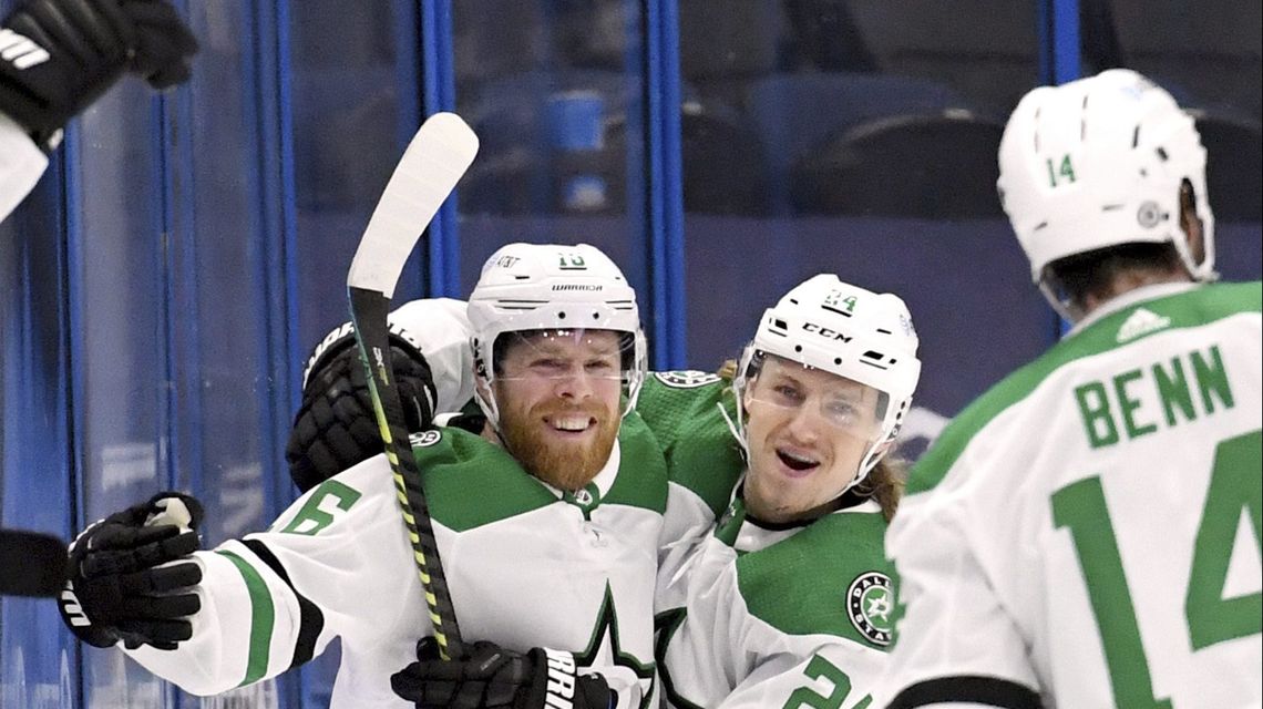 Stars keep playoff hopes alive with 5-2 win over Lightning