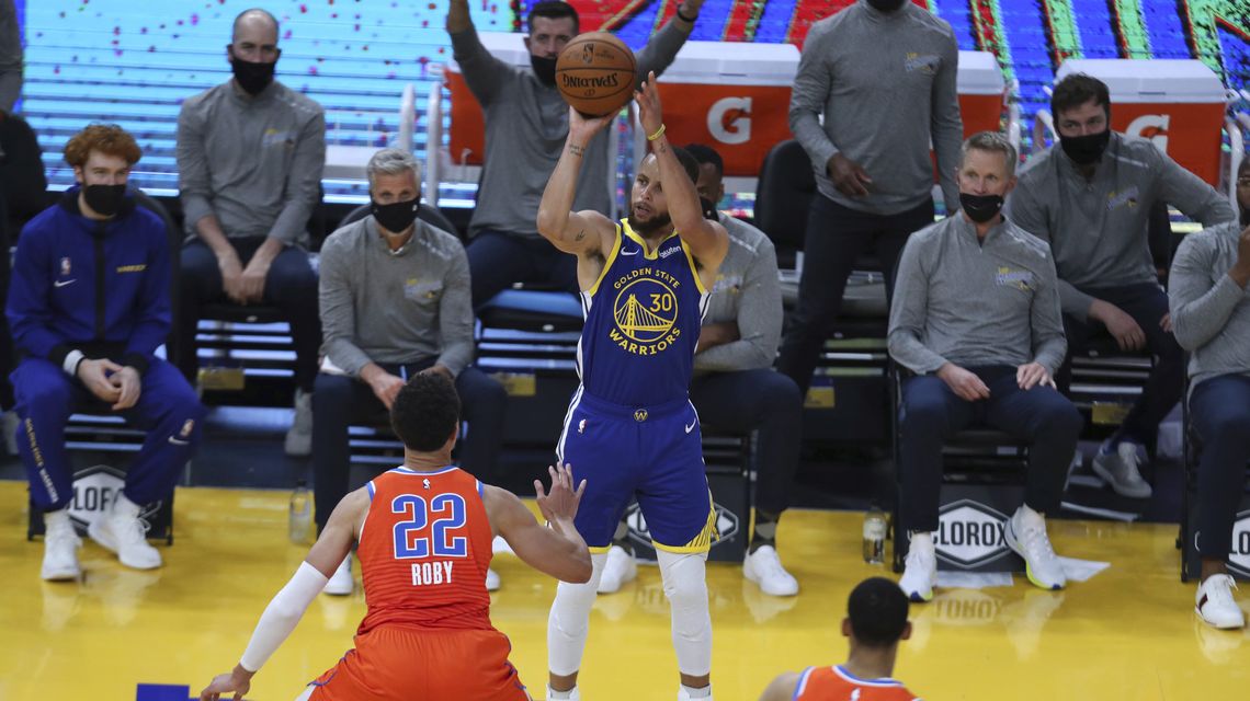Curry makes 11 3s, scores 49 points to help Warriors roll