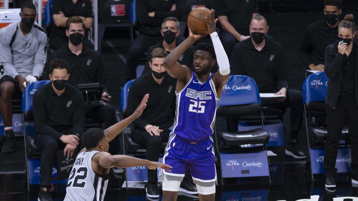 Spurs hold off Kings 113-104 to end five-game slide