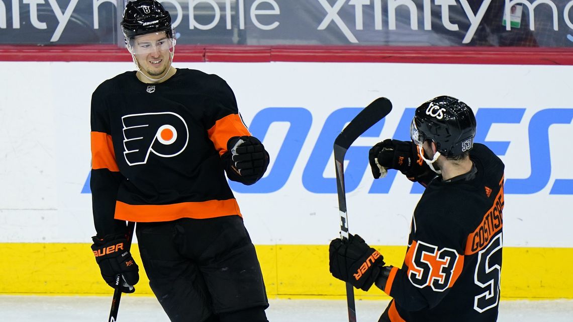 Giroux, Hayes help Flyers to win over first-place Penguins